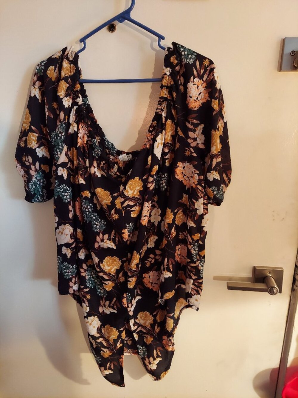 rue + black floral pullover blouse, size 4X, short sleeves, polyester